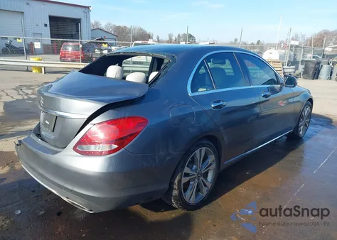 2018 Mercedes-Benz C 300 z USA, uszkodzony, nr VIN 55SWF4JB7JU275785